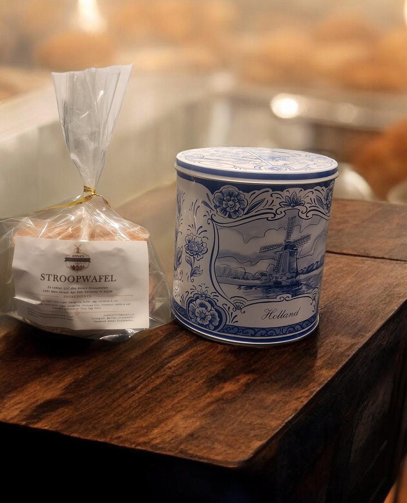 Delft Blue Tin with 6 Stroopwafels